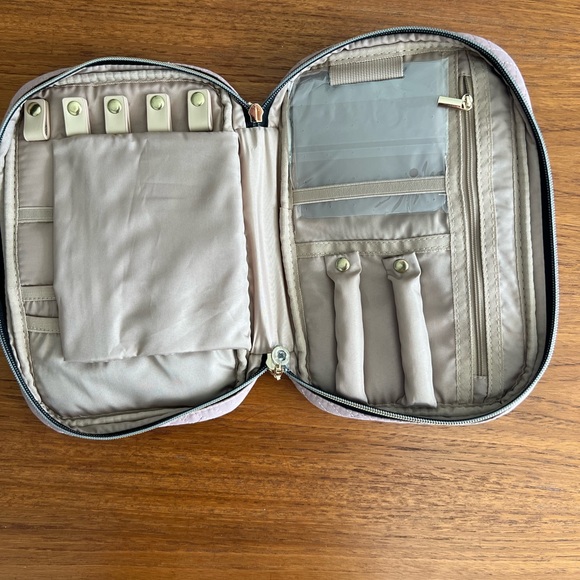 New with tags pink toiletries case - Picture 3 of 3